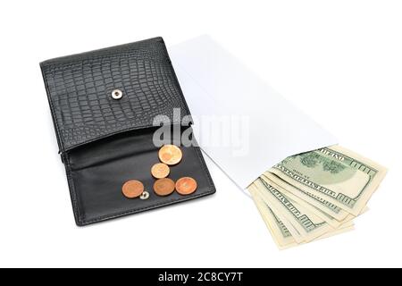 Eurocents in einer Brieftasche und amerikanische Dollar in einer Papiertüte isoliert auf weißem Hintergrund. Geschäftskonzept. Stockfoto