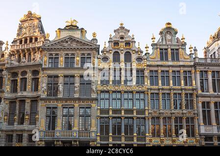 Blick auf die reich verzierten Fassaden einiger historischer Guildhäuser am Grand Place in der Brüsseler Altstadt bei Sonnenuntergang Stockfoto