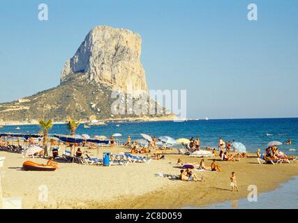 Strand und Peñon de Ifach. Calpe, Provinz Alicante, Comunidad Valenciana, Spanien. Stockfoto