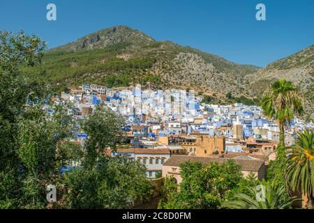 CHEFCHAOUEN, MAROKKO - 31. Aug 2018: Teil der Medina von Chefchaouen, der Altstadt, mit blauen Gebäuden und Türen, in den Rif Bergen. Stadttouri Stockfoto