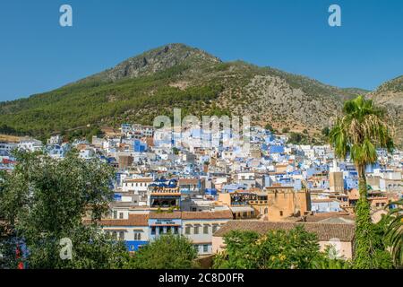 CHEFCHAOUEN, MAROKKO - 31. Aug 2018: Teil der Medina von Chefchaouen, der Altstadt, mit blauen Gebäuden und Türen, in den Rif Bergen. Stadttouri Stockfoto