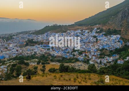 CHEFCHAOUEN, MAROKKO - 31. Aug 2018: Sonnenuntergang über der blau-marokkanischen Stadt Chefchaouen in Nordafrika, eine bergige Stadt mit einer alten Medina, wie gesehen Stockfoto