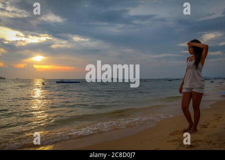 Eine asiatische Frauen, die am Strand von Ba Keo bei Sonnenuntergang, Phu Quoc, Vietnam, spazieren gehen Stockfoto