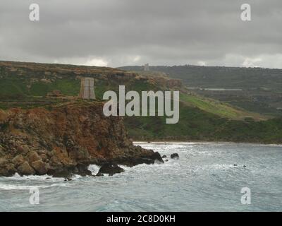 MGARR, MALTA - 14. Feb 2014: Blick auf die Golden Bay und die Riviera Bay in Malta an einem bewölkten Wintertag, mit dem Johanniter-Wachturm auf dem Kopf Stockfoto