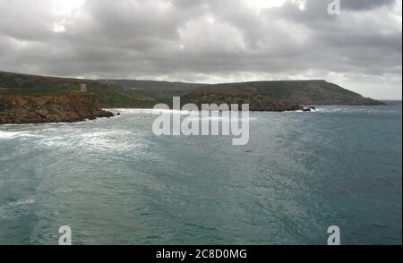 MGARR, MALTA - 14. Feb 2014: Blick auf die Golden Bay und die Riviera Bay in Malta an einem bewölkten Wintertag, mit dem Johanniter-Wachturm auf dem Kopf Stockfoto