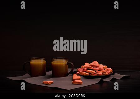 Kekse mit roten herzförmigen, zwei Tassen Kaffee mit Milch, Valentinstag Stockfoto