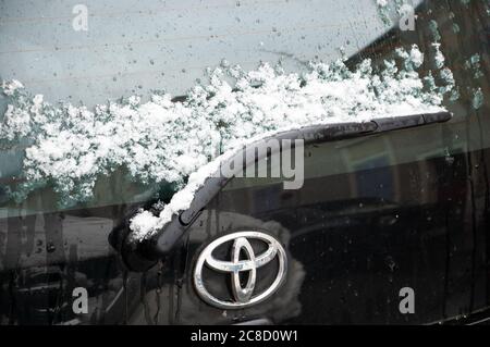 PARIS, FRANKREICH - 5. FEBRUAR 2018: Toyota Automobil unter Schnee an seltenen verschneiten Tag im Winter in Paris. Nahaufnahme. Toyota ist der Weltmarktführer in s Stockfoto