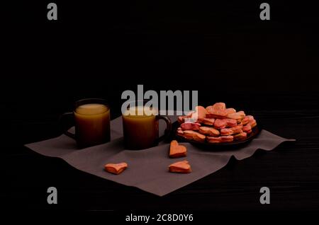 Kekse mit roten herzförmigen, zwei Tassen Kaffee, Valentinstag Stockfoto