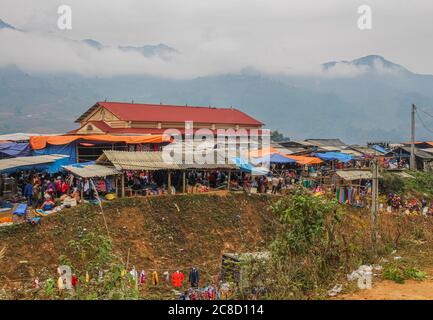 Ein Hügel oben Stammes traditionellen Markt in der Nähe Sapa, Vietnam, an einem nebligen Morgen Stockfoto