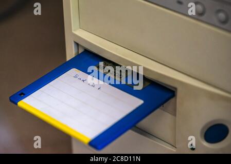 Eine alte, veraltete Diskette, die in ein PC-/Computerlaufwerk eingelegt wurde Stockfoto