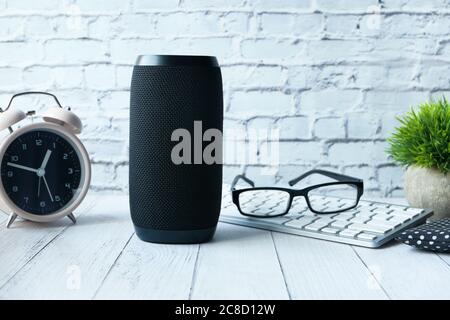 Smart Speaker und Tastatur mit Kopierplatz auf weißem Hintergrund Stockfoto