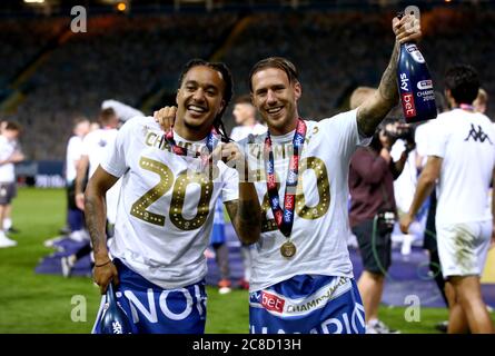 Helder Costa von Leeds United (links) und Barry Douglas feiern am Ende des Sky Bet Championship-Spiels in der Elland Road, Leeds. Stockfoto