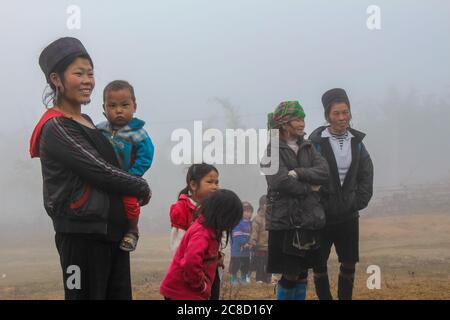 Sapa, Vietnam - 16. Januar 2014: Hmong und die Kinder an einem kalten, nebligen Morgen in Sapa, Vietnam Stockfoto