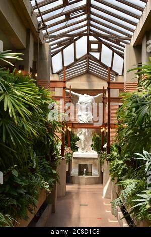 Weiter Schuss einer Nachbildung der Statue des geflügelten Sieges von Samothrace im Darwin Martin Haus von Frank Lloyd Wright. Stockfoto