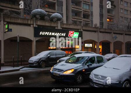 PARIS, FRANKREICH - 6. FEBRUAR 2018: Pariser Vorort Saint-Maurice unter Schnee in seltenen verschneiten Abend im Winter. Urbane Szene langsamer Autoverkehr. Stockfoto