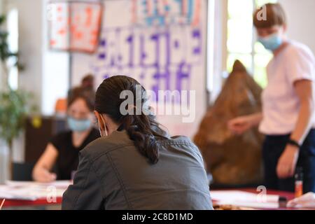 23. Juli 2020, Hessen, Frankfurt/Main: Ein Drogenabhängiger bleibt im Café der Frankfurter Drogenhilfe "Eastside" in Anwesenheit von Mitarbeitern. Die Einrichtung Integrative Drug Help (idh), die sich in einem ehemaligen Fabrikgebäude befindet, ist nach Angaben der Veranstalter die größte Einrichtung für die Hilfe bei niedrigen Schwellenwerten in Europa. Foto: Arne Dedert/dpa Stockfoto