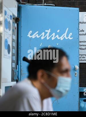 23. Juli 2020, Hessen, Frankfurt/Main: Vor dem Eingang der Frankfurter Drogenhilfe "Eastside" sitzt ein Drogenabhängiger. Die Einrichtung Integrative Drug Help (idh), die sich in einem ehemaligen Fabrikgebäude befindet, ist nach Angaben der Veranstalter die größte Einrichtung für die Hilfe bei niedrigen Schwellenwerten in Europa. Foto: Arne Dedert/dpa Stockfoto