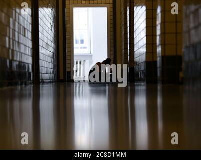 23. Juli 2020, Hessen, Frankfurt/Main: Ein Drogenabhängiger ist im Flur der Frankfurter Drogenhilfe "Eastside". Die Einrichtung Integrative Drug Help (idh), die sich in einem ehemaligen Fabrikgebäude befindet, ist nach Angaben der Veranstalter die größte Einrichtung für die Hilfe bei niedrigen Schwellenwerten in Europa. Foto: Arne Dedert/dpa Stockfoto