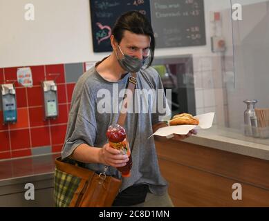 23. Juli 2020, Hessen, Frankfurt/Main: Der Drogenabhängige Francesco hat im Café der Frankfurter Drogenhilfe "Eastside" Rationen erhalten. Die Einrichtung Integrative Drug Help (idh), die sich in einem ehemaligen Fabrikgebäude befindet, ist nach Angaben der Veranstalter die größte Einrichtung für die Hilfe bei niedrigen Schwellenwerten in Europa. Foto: Arne Dedert/dpa Stockfoto