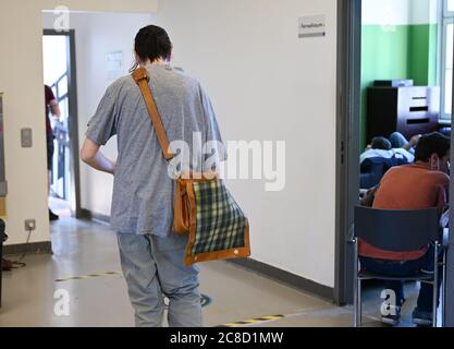23. Juli 2020, Hessen, Frankfurt/Main: Francesco (M), Drogenabhängiger, geht durch das Frankfurter Drogenhilfenzentrum 'Eastside'. Die Einrichtung Integrative Drug Help (idh), die sich in einem ehemaligen Fabrikgebäude befindet, ist nach Angaben der Veranstalter die größte Einrichtung für die Hilfe bei niedrigen Schwellenwerten in Europa. Foto: Arne Dedert/dpa Stockfoto