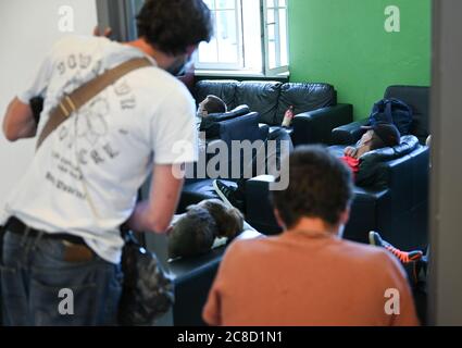 23. Juli 2020, Hessen, Frankfurt/Main: Drogenabhängige sind im Fernsehzimmer der Frankfurter Drogenhilfe "Eastside". Die Einrichtung Integrative Drug Help (idh), die sich in einem ehemaligen Fabrikgebäude befindet, ist nach Angaben der Veranstalter die größte Einrichtung für die Hilfe bei niedrigen Schwellenwerten in Europa. Foto: Arne Dedert/dpa Stockfoto