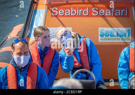 Die Öffentlichkeit trägt Schutzgesichtern auf der Seabird Seafari, einer der ersten Bootsfahrten vom Scottish Seabird Centre in North Berwick, das heute nach vier Monaten Schließung wieder eröffnet wurde, da Schottland mit der schrittweisen Aufhebung der Beschränkungen fortfährt, um die Sperre zu erleichtern. Stockfoto