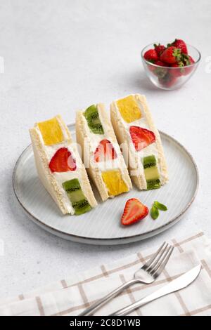 Japanisches Süßfrucht-Sandwich mit Erdbeere, Ananas und Kiwi Stockfoto