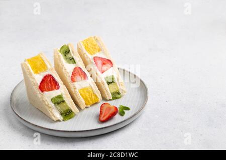 Japanisches Süßfrucht-Sandwich mit Erdbeere, Ananas und Kiwi Stockfoto