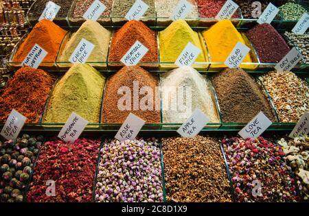 Getrocknete Früchte und Nüsse zum Verkauf auf dem Gewürzmarkt, Istanbul, Türkei Stockfoto