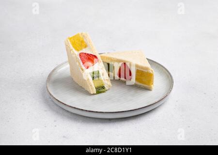 Japanisches Süßfrucht-Sandwich mit Erdbeere, Ananas und Kiwi Stockfoto
