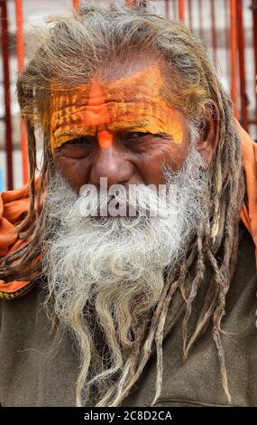 Ghats in Varanasi sind Stufen am Fluss, die zum Ufer des Flusses Ganges führen.die Stadt hat 88 Ghats. Die meisten Ghats sind Baden und Puja Zeremonie Stockfoto