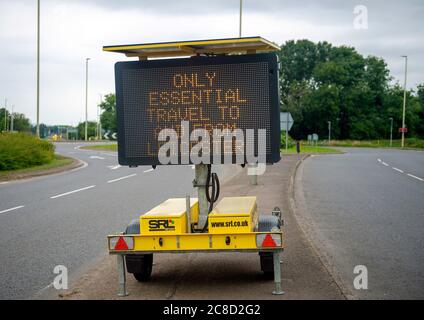 Nur einen Tag vor der Wiedereröffnung der nicht unbedingt notwendigen Geschäfte muss man unbedingt nach Leicester City und wieder zurück. Stockfoto