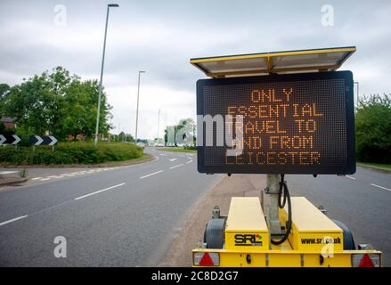 Nur einen Tag vor der Wiedereröffnung der nicht unbedingt notwendigen Geschäfte muss man unbedingt nach Leicester City und wieder zurück. Stockfoto