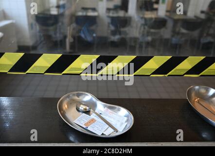 23. Juli 2020, Hessen, Frankfurt/Main: Spritzenzubehör ist an einem Schalter im Verbrauchsraum des Drogenhilfeszentrums 'Eastside' erhältlich. Die Einrichtung Integrative Drug Help (idh), die sich in einem ehemaligen Fabrikgebäude befindet, ist nach Angaben der Veranstalter die größte Einrichtung für die Hilfe bei niedrigen Schwellenwerten in Europa. Foto: Arne Dedert/dpa Stockfoto