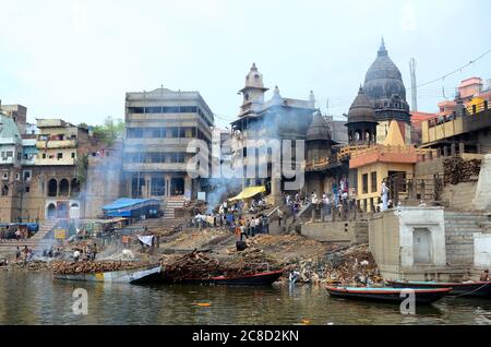 Ghats in Varanasi sind Stufen am Fluss, die zum Ufer des Flusses Ganges führen.die Stadt hat 88 Ghats. Die meisten Ghats sind Baden und Puja Zeremonie Stockfoto