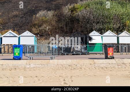 Verkohlte Überreste von Strandhütten, die in Brand geraten sind am West Cliff Beach, Bournemouth, Dorset UK im Juli begann das Feuer in der Strandhütte und breitete sich auf die Klippen aus Stockfoto