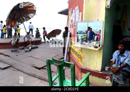 Ghats in Varanasi sind Stufen am Fluss, die zum Ufer des Flusses Ganges führen.die Stadt hat 88 Ghats. Die meisten Ghats sind Baden und Puja Zeremonie Stockfoto