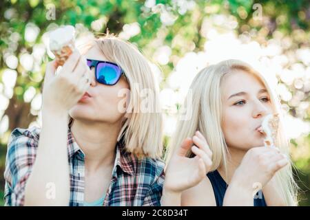 Zwei Beste Freunde Eis Zusammen Im Freien Junge Frauen Eis Essen Und Lachen Stockfotografie Alamy