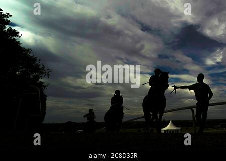 Eine allgemeine Ansicht, da die Läufer nach dem ersten Rennen auf der Sandown Park Racecourse zurückkehren. Stockfoto