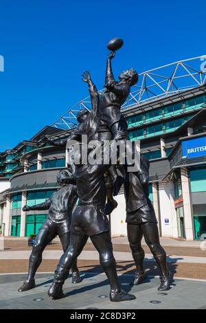 England, London, Twickenham, Twickenham Rugby Stadium, Rugby Line-Out Skulptur von Gerald Laing datiert 2010 Stockfoto