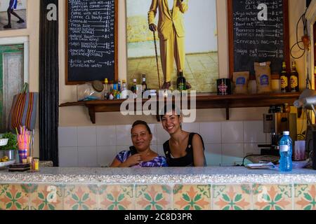 Havanna / Kuba - 04.15.2015: Zwei Kellnerinnen arbeiten in einem lokalen Café, Havanna, Kuba Stockfoto