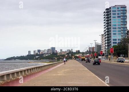 Die Avenda Marginal, eine Straße in Maputo, Mosambik neben dem Meer, auch die Lage zu den meisten der Städte große Hotels Stockfoto