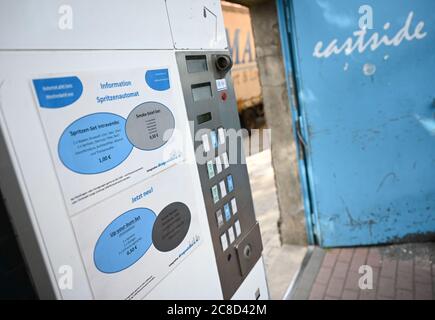 23. Juli 2020, Hessen, Frankfurt/Main: Im Eingangsbereich der Frankfurter Drogenhilfe 'Eastside' befindet sich ein Spritzenautomat. Die Einrichtung Integrative Drug Help (idh), die sich in einem ehemaligen Fabrikgebäude befindet, ist nach Angaben der Organisatoren die größte Einrichtung für Drogenhilfe mit niedriger Schwelle in Europa. Foto: Arne Dedert/dpa Stockfoto