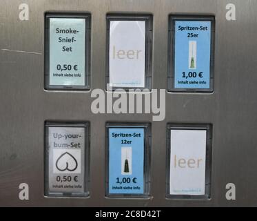 23. Juli 2020, Hessen, Frankfurt/Main: Im Eingangsbereich der Frankfurter Drogenhilfe 'Eastside' befindet sich ein Spritzenautomat. Die Einrichtung Integrative Drug Help (idh), die sich in einem ehemaligen Fabrikgebäude befindet, ist nach Angaben der Organisatoren die größte Einrichtung für Drogenhilfe mit niedriger Schwelle in Europa. Foto: Arne Dedert/dpa Stockfoto