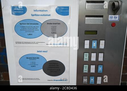 23. Juli 2020, Hessen, Frankfurt/Main: Im Eingangsbereich der Frankfurter Drogenhilfe 'Eastside' befindet sich ein Spritzenautomat. Die Einrichtung Integrative Drug Help (idh), die sich in einem ehemaligen Fabrikgebäude befindet, ist nach Angaben der Organisatoren die größte Einrichtung für Drogenhilfe mit niedriger Schwelle in Europa. Foto: Arne Dedert/dpa Stockfoto
