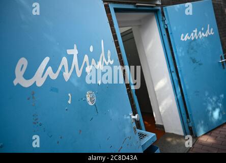 23. Juli 2020, Hessen, Frankfurt/Main: "Eastside" steht auf zwei Metalltüren im Eingangsbereich der Frankfurter Drogenhilfe "Eastside". Die Einrichtung Integrative Drug Help (idh), die sich in einem ehemaligen Fabrikgebäude befindet, ist nach Angaben der Veranstalter die größte Einrichtung für die Hilfe bei niedrigen Schwellenwerten in Europa. Foto: Arne Dedert/dpa Stockfoto