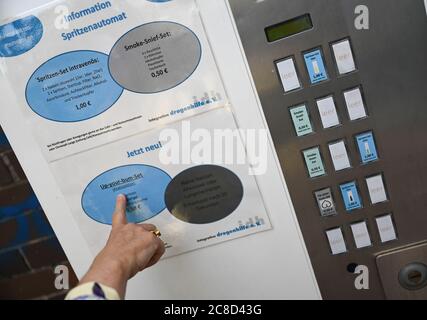 23. Juli 2020, Hessen, Frankfurt/Main: Im Eingangsbereich der Frankfurter Drogenhilfe 'Eastside' befindet sich ein Spritzenautomat. Die Einrichtung Integrative Drug Help (idh), die sich in einem ehemaligen Fabrikgebäude befindet, ist nach Angaben der Organisatoren die größte Einrichtung für Drogenhilfe mit niedriger Schwelle in Europa. Foto: Arne Dedert/dpa Stockfoto