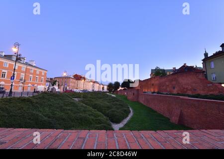 Die historischen Verteidigungsmauern der Warschauer Barbican- und Bürgerhäuser in der Altstadt im Licht der aufgehenden Sonne. Sommer. Stockfoto