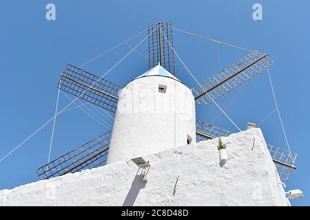 Altmodische Windmühle mit Holz Wind Segel gegen tiefblauen Himmel im Sommer Menorca - niedrigen Winkel Stockfoto