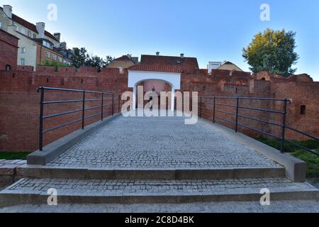 Die historischen Verteidigungsmauern der Warschauer Barbican- und Bürgerhäuser in der Altstadt im Licht der aufgehenden Sonne. Sommer. Stockfoto